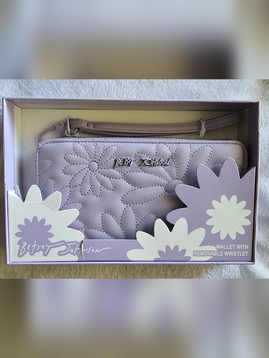 Betsey Johnson Handbags - Betsey Johnson quilted daisy flower wallet